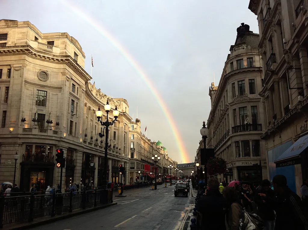 Arcoíris sobre la calle Regent Street de Londres