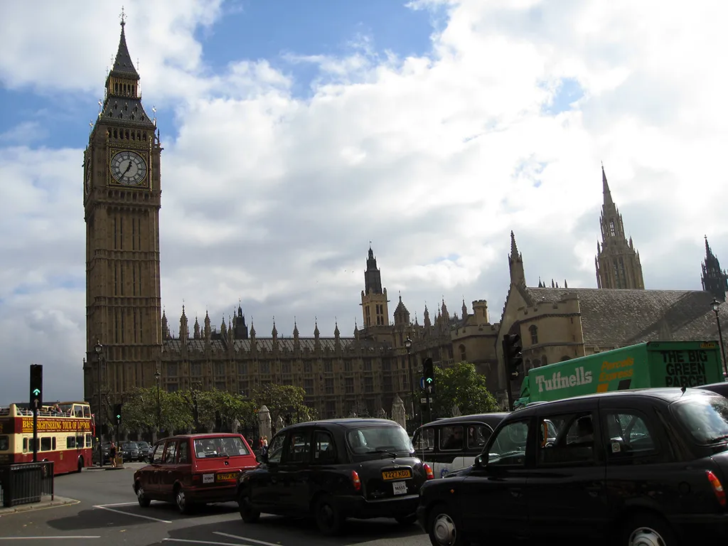 Foto de la Torre del Reloj conocido como Big Ben y el Parlamento de Londres