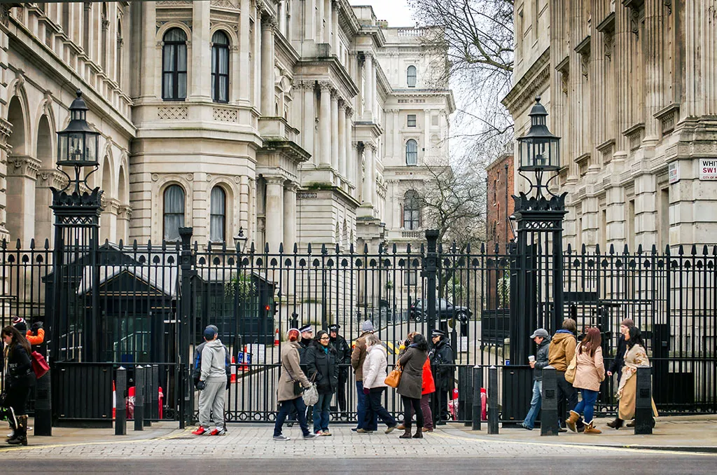 Verja de acceso a la calle Downing Street en Londres