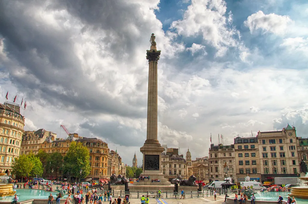 Columna Nelson en el centro de la Plaza Trafalgar Square