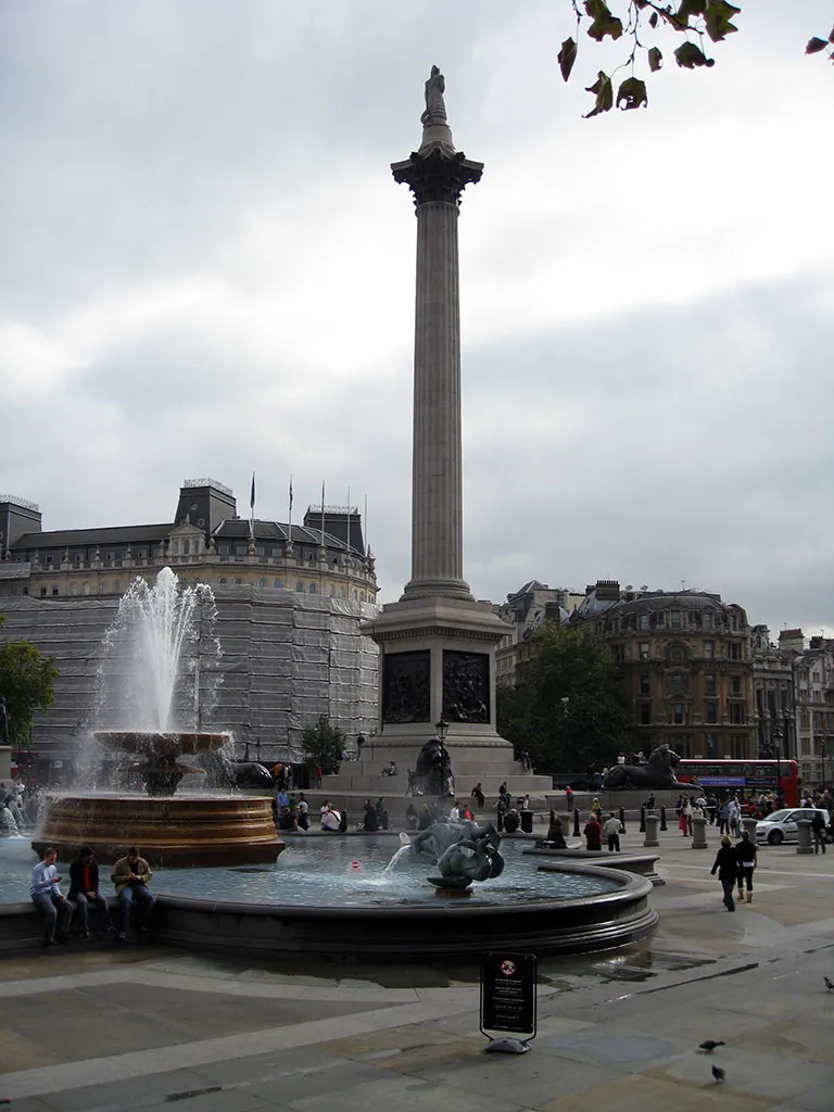 Columna Nelson en el centro de la Plaza Trafalgar Square