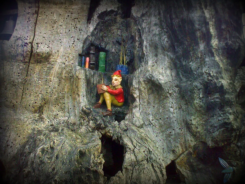 Detalle del tallado del tronco Elfin Oak