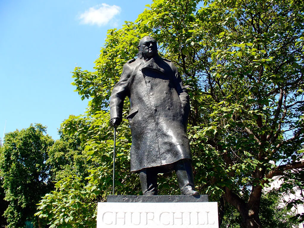 Estatua de Winston Churchill en la Plaza del Parlamento de Londres