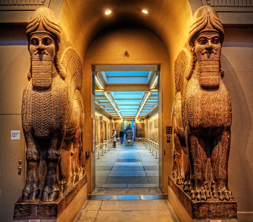 Estatuas Asirias en el Museo Británico originarias de un templo Asirio del 800 aC
