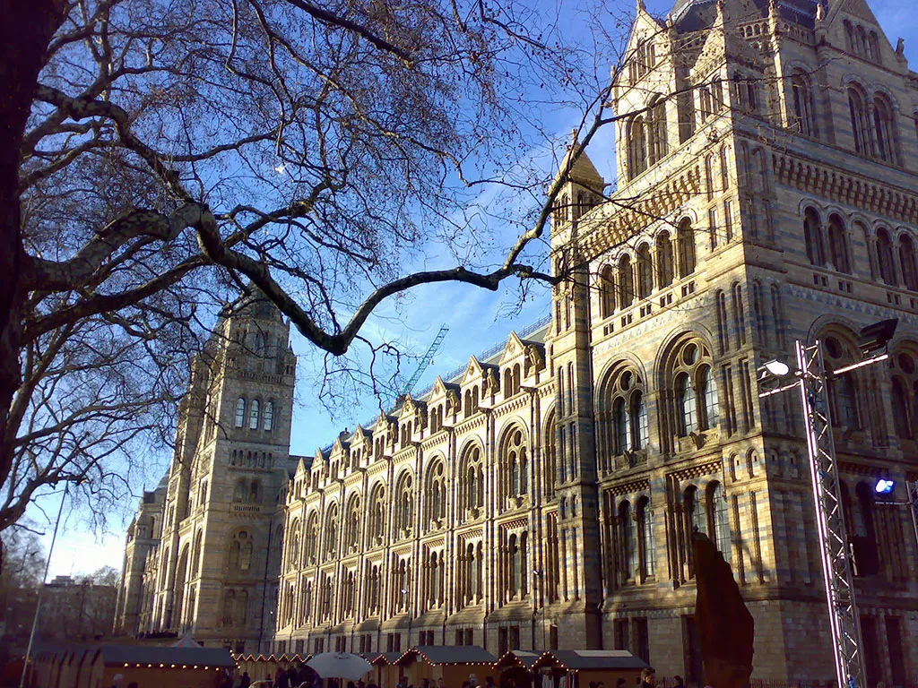 Fachada del Museo de Historia Natural de Londres