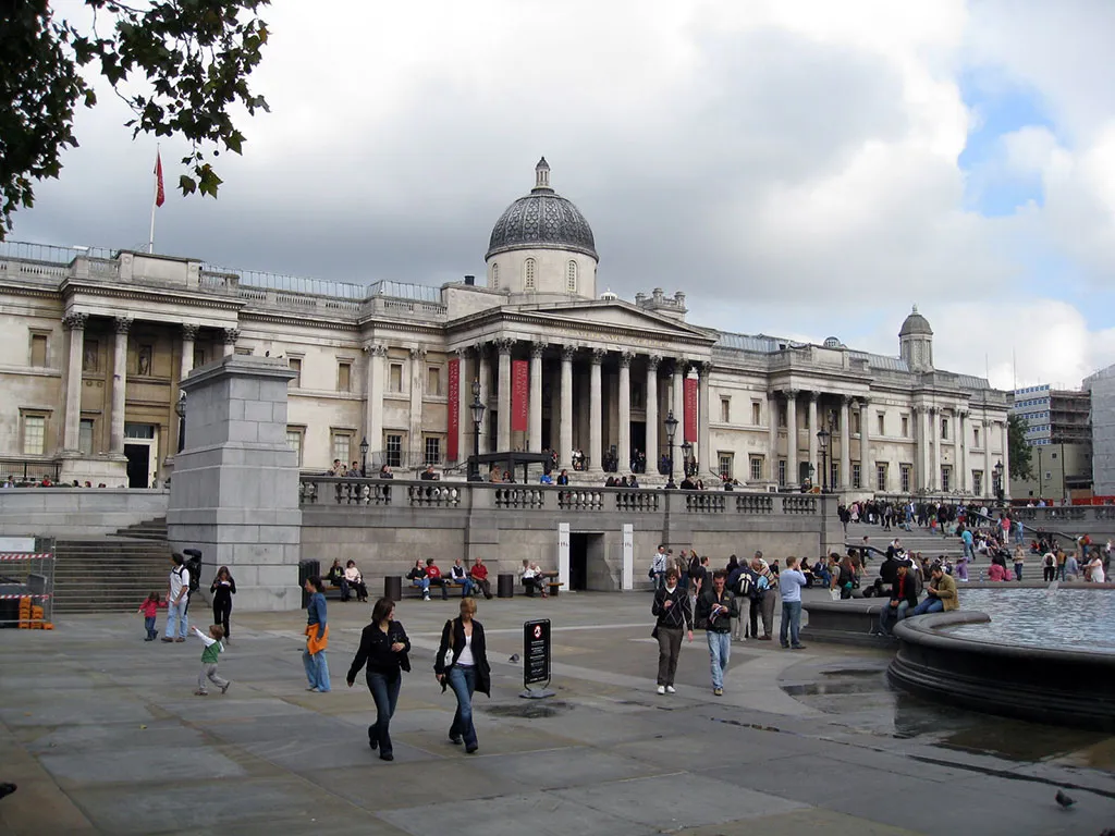 Foto de la Fachada principal del National desde la Plaza de Trafalgar