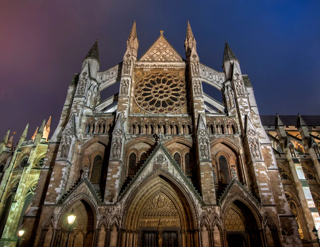 Foto nocturna de la fachada principal de la Abadía de Westminster