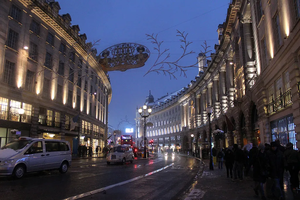 Foto de la calle Regent Street al anochecer