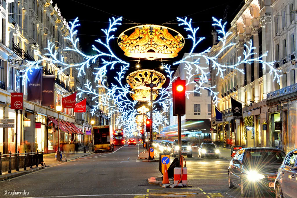 Luces navideñas sobre la calle Regent Street de Londres