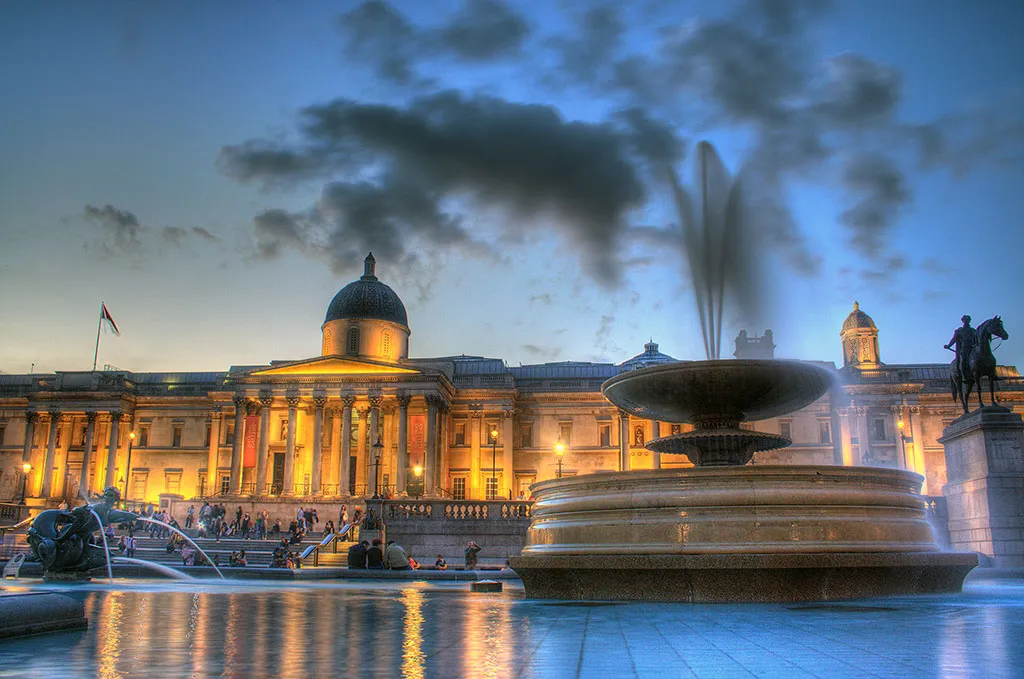 Foto de la Fachada principal del National Gallery al anochecer