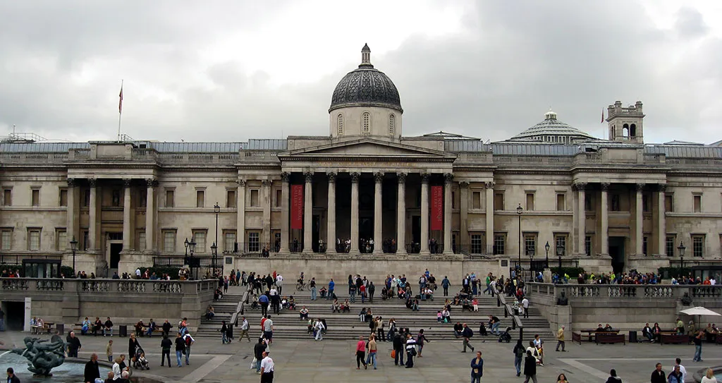 Panorámica del Museo National Gallery desde el centro de la Plaza Trafalgar Square