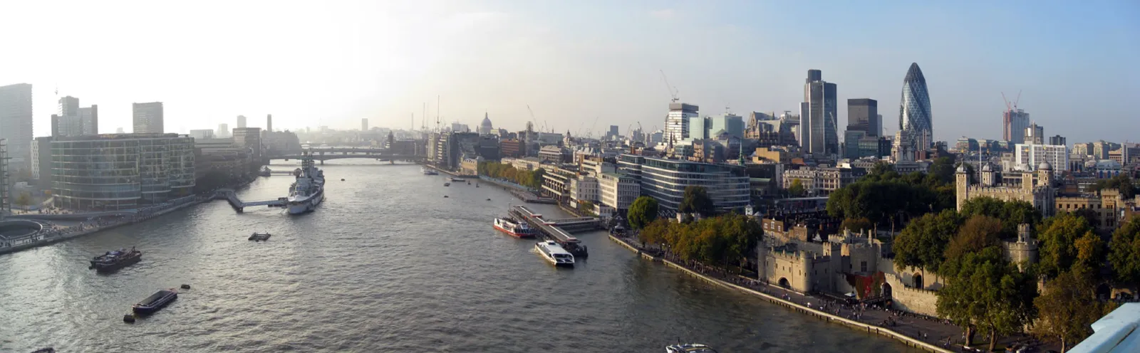 Foto panorámica desde lo alto de la Tower Bridge con la Torre de Londres en primer plano