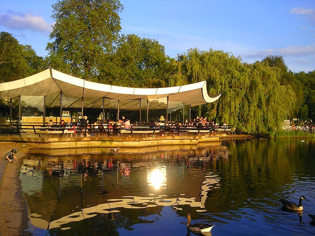 Fotos del Lago y embarcadero del Hyde Park
