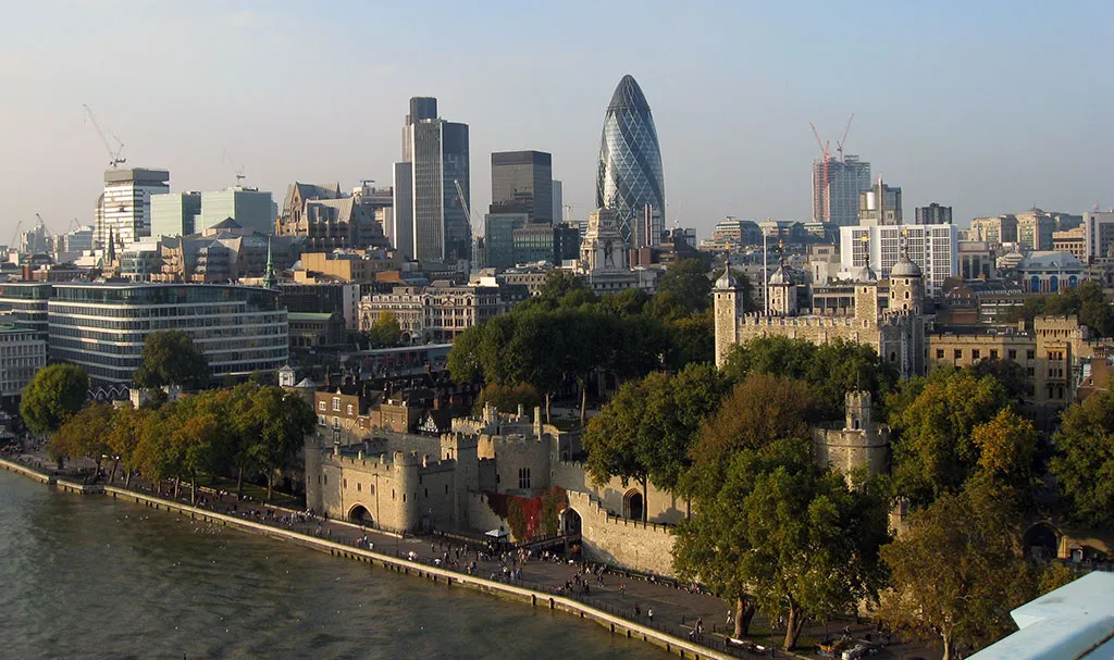 Foto de la Torre de Londres desde lo alto de la Tower Bridge