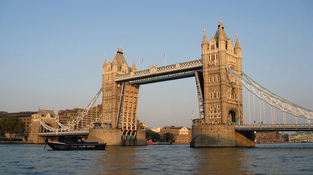 Foto del Tower Bridge de Londres Abierto