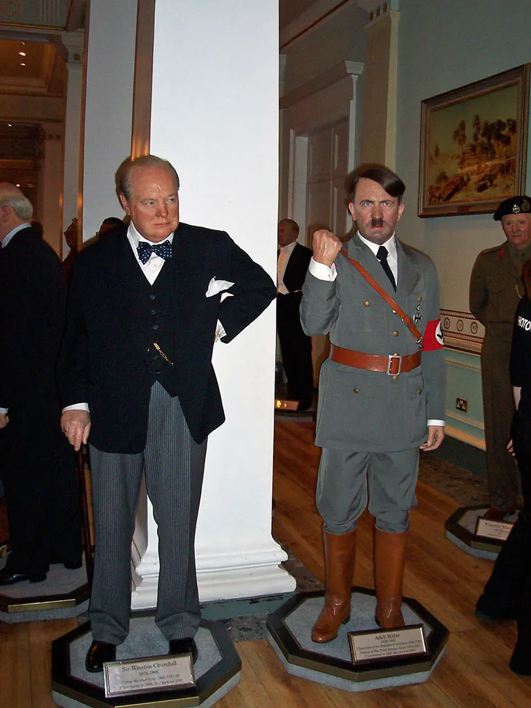 Foto de Winston Churchill y Adolf Hitler en el Museo de Cera Madame Tussaud's de Londres