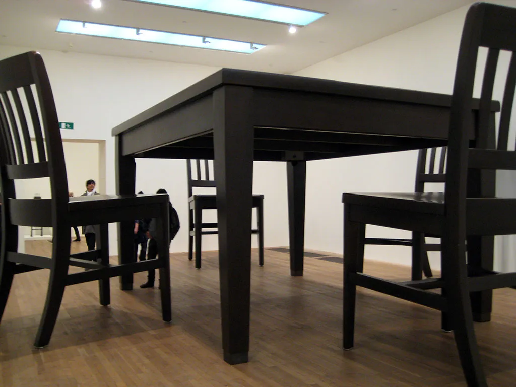 Exposición de sillas y mesas gigantes en el Tate Modern de Londres