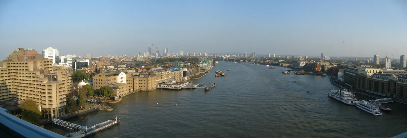 Vista panorámica de Londres desde lo alto de la pasarela del Puente Tower Bridge
