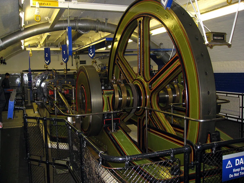 Foto del interior de la Tower Bridge en la que se ve la sala de máquinas