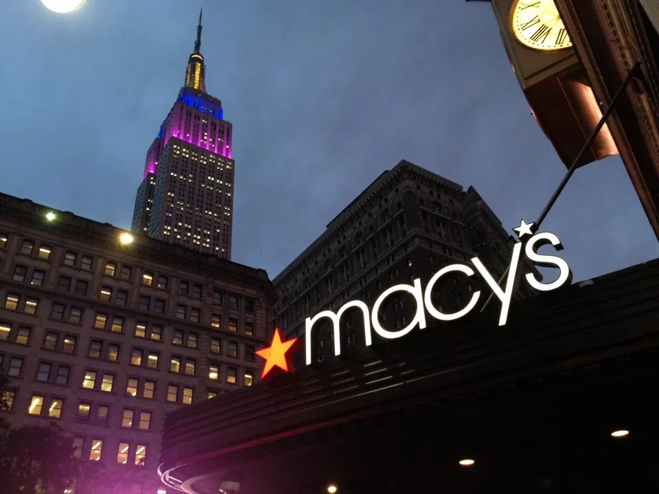 Macy's con el Empire State detrás