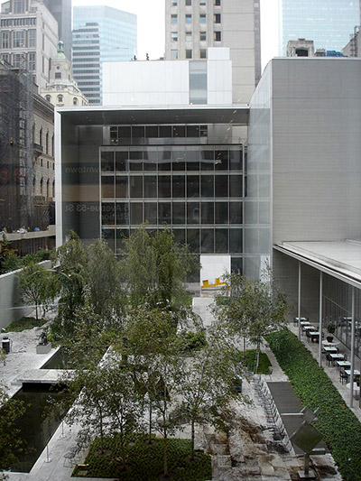 Foto de la entrada ajardinada del MOMA (Museum of Modern Art) de Nueva York