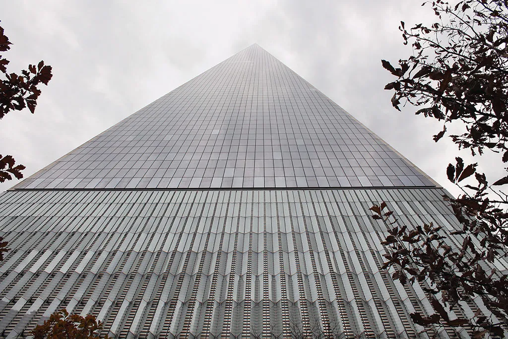 One World Trade Center de Nueva York visto desde abajo hacia el infinito