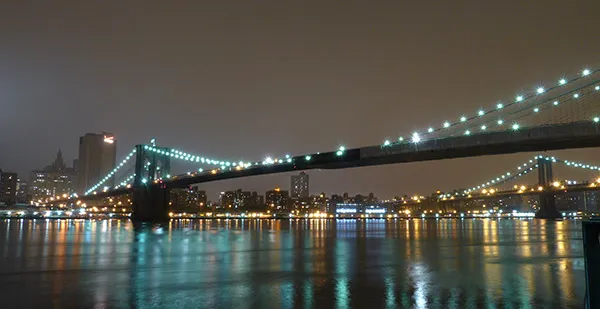 Foto nocturna del puente de Brookling con Manhattan de fondo