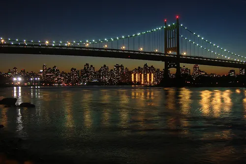 Foto nocturna del puente Robert F. Kennedy Bridge de Nueva York