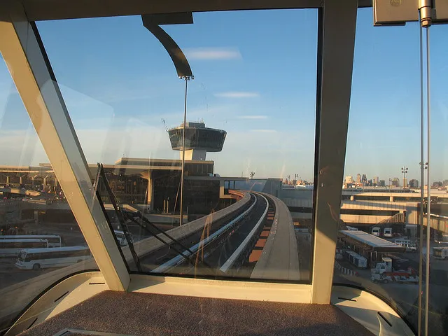 Foto del Airtrain que va desde el aropuerto de Newark a Nueva York