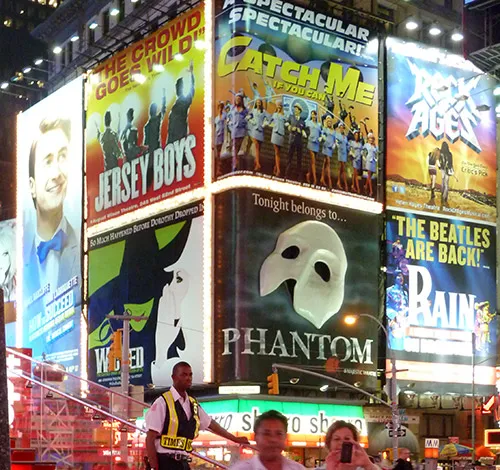 Cartelera de las distintas funciones disponibles en los teatros de Broadway para compar mediante TKT