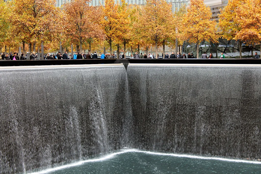 Cascada de agua en el monumento conmemorativo a los atentados en el lugar que estuvieron las torres