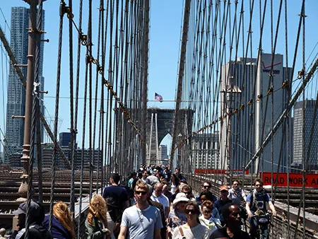 Gente cruzando el puente de Brookling