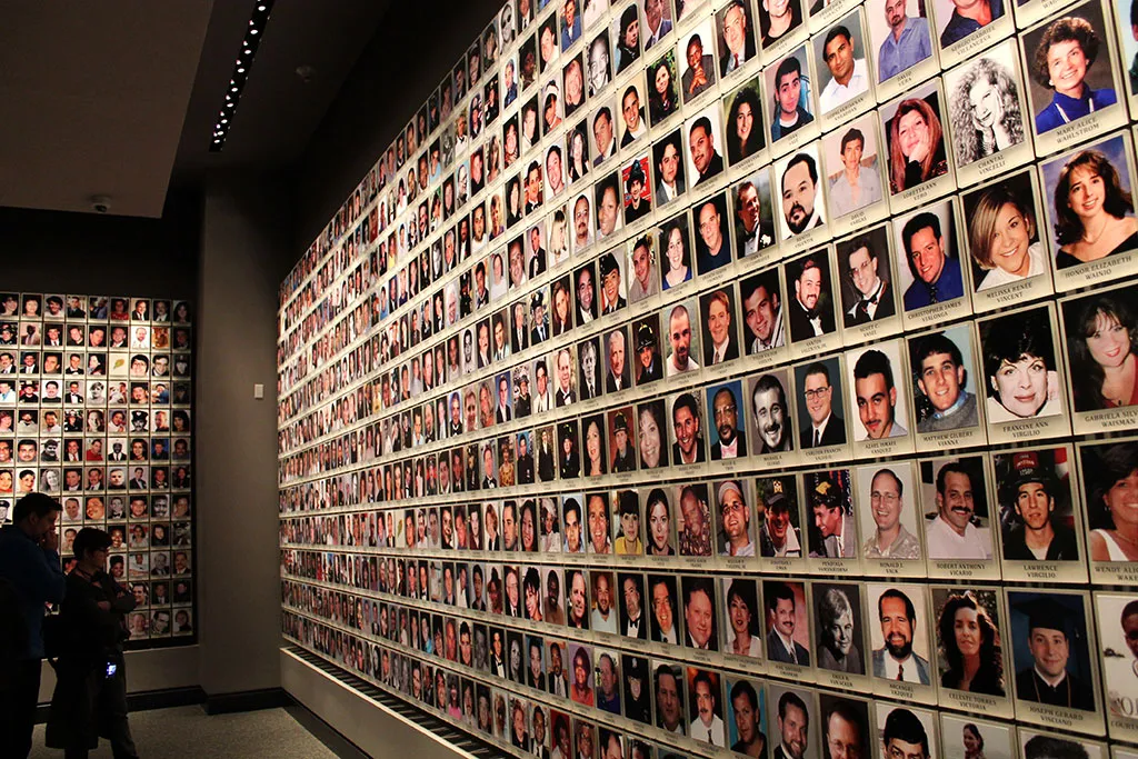 Mural con las fotos de las víctimas de los ataques