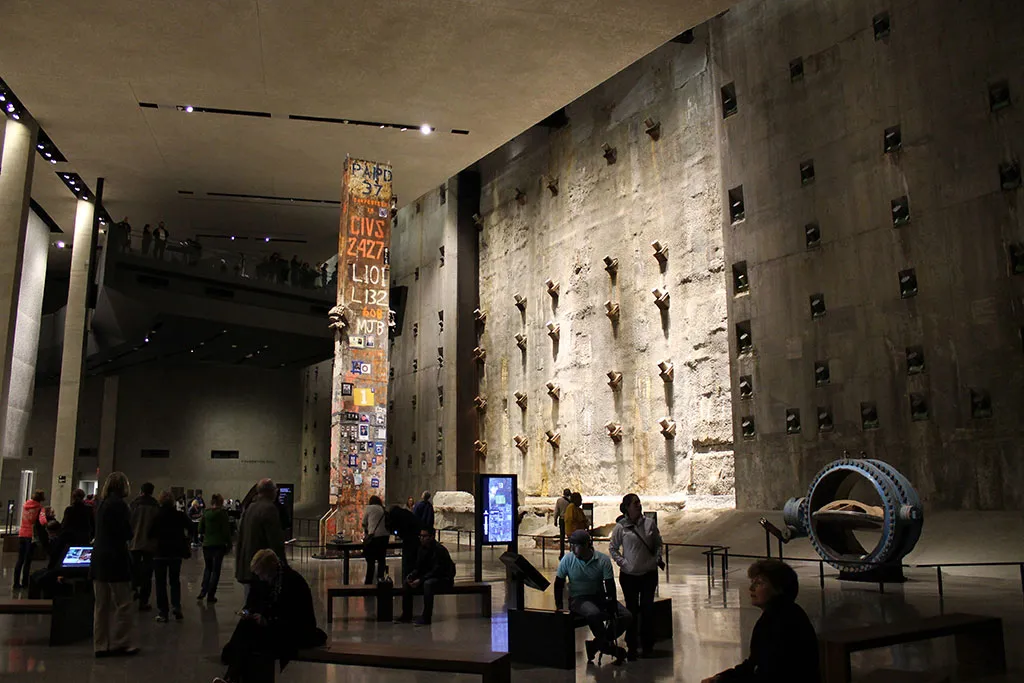 Interior del museo que se sitúa bajo los cimientos de las antiguas torres gemelas