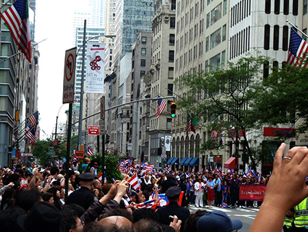 La quinta avenida con el desfile del día de Puerto Rico en Estados Unidos