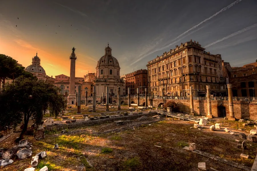 Basílica Ulpia en primer plano y Columna Trajana al fondo