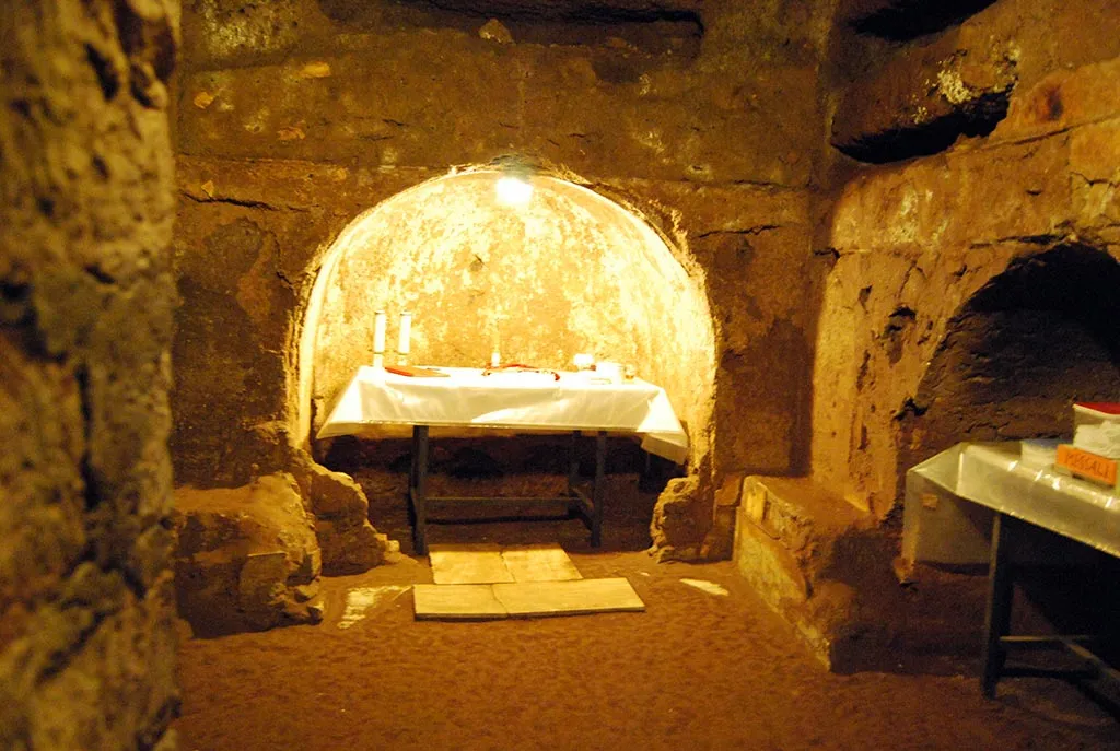 Interior de las catacumbas de San Calixto