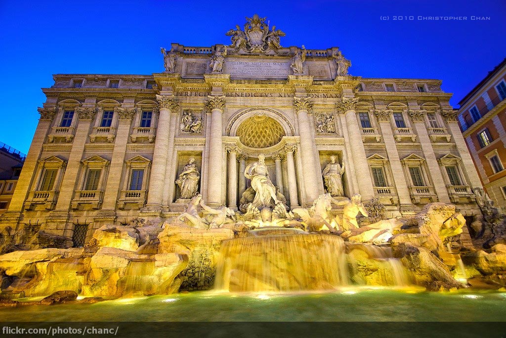 Fontana di Trevi iluminada de noche