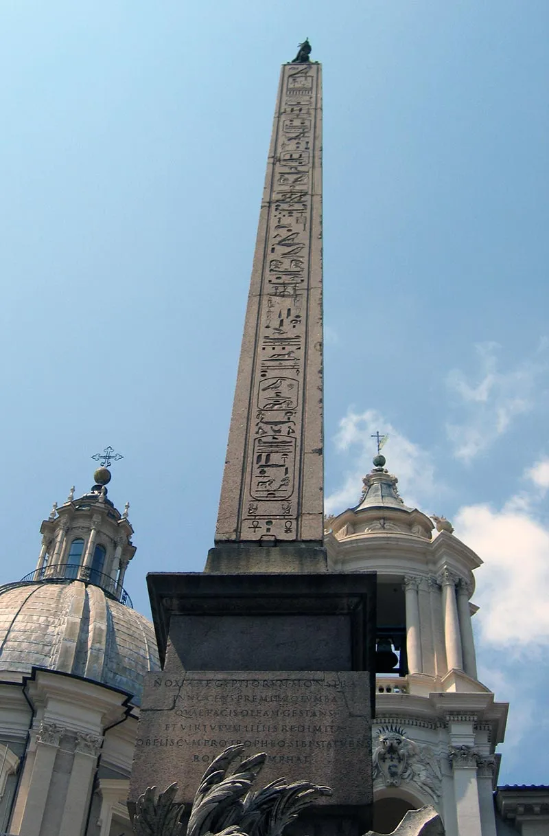 Obelisco sobre la fuente de los cuatro ríos de la plaza Navona
