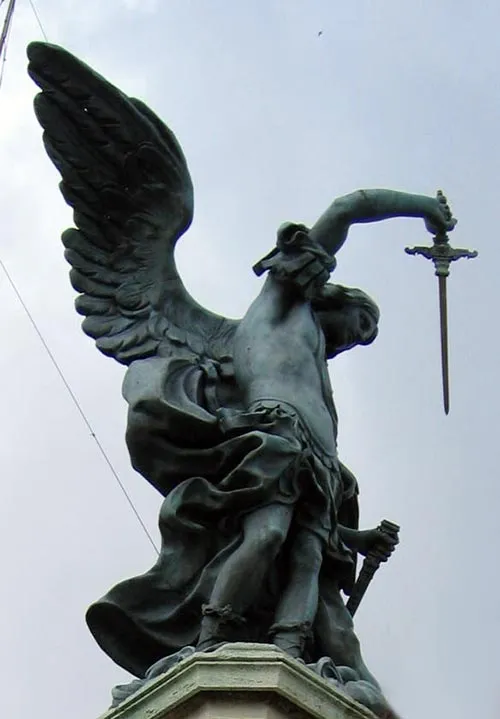 Foto del ángel que corona el castillo