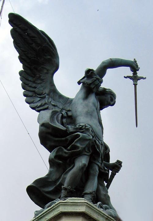 Foto del ángel que corona el castillo