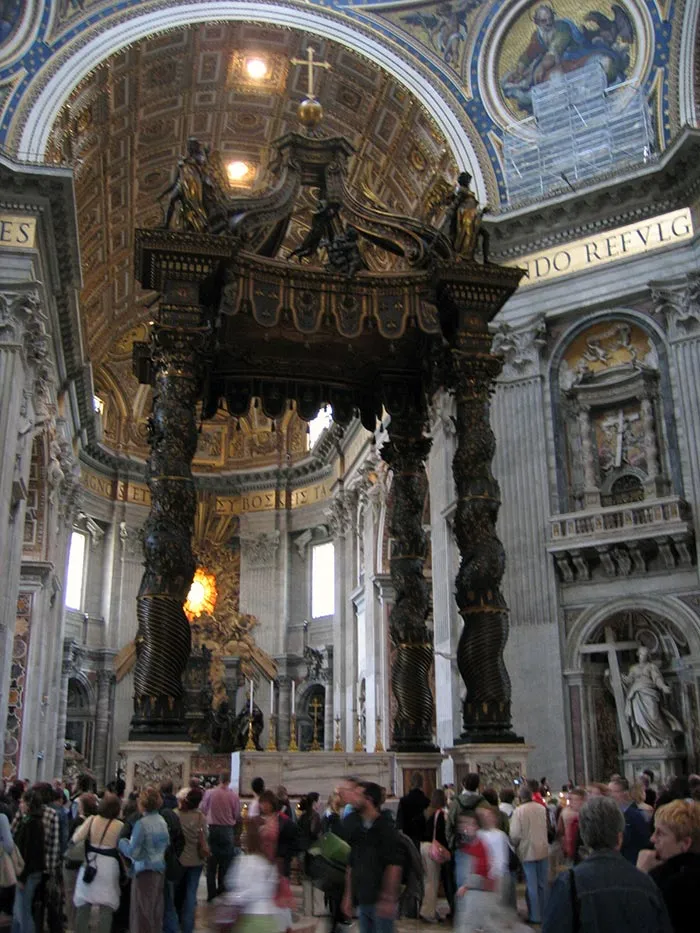 Baldaquino de Bernini en el interior de la Basílica de San Pedro
