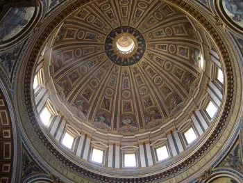 Foto del interior de la Cúpula de la Basílica de San Pedro del Vaticano