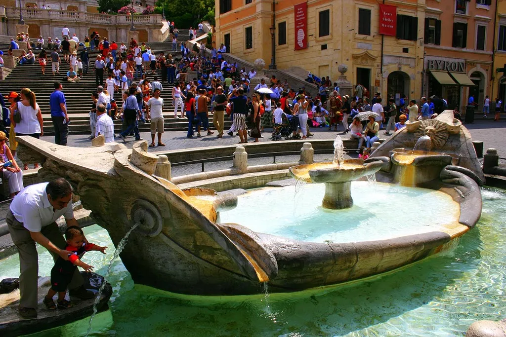 Fuente: Fontana della Barcaccia de la Plaza España de Roma