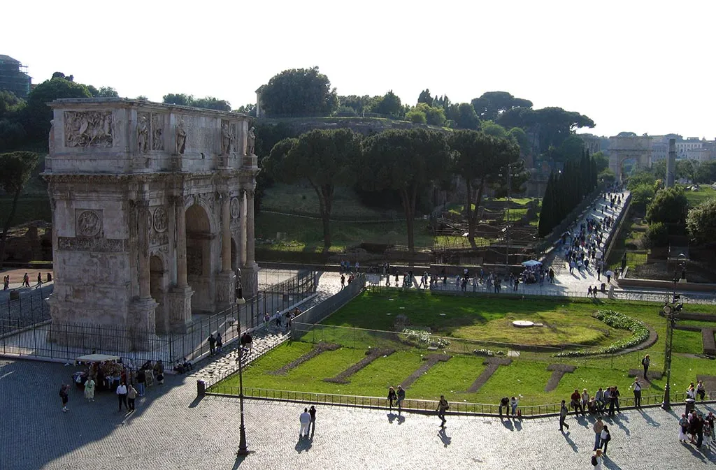 Foro Romano visto desde el Coliseo, se ve también el arco de Constantino