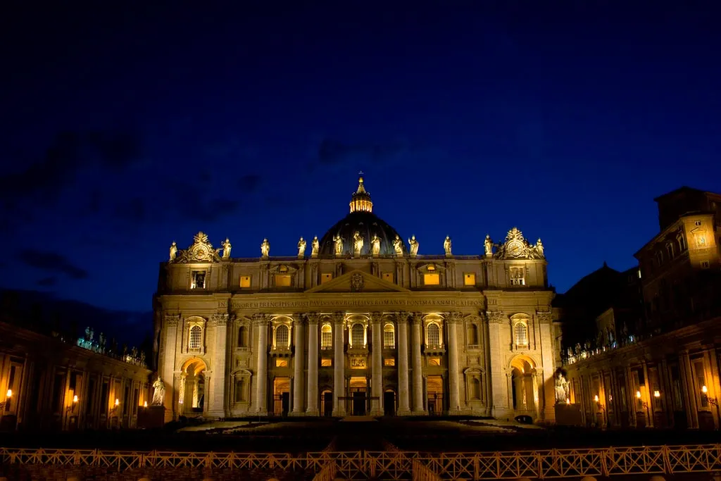 Foto nocturna de la Basílica de San Pedro del Vaticano