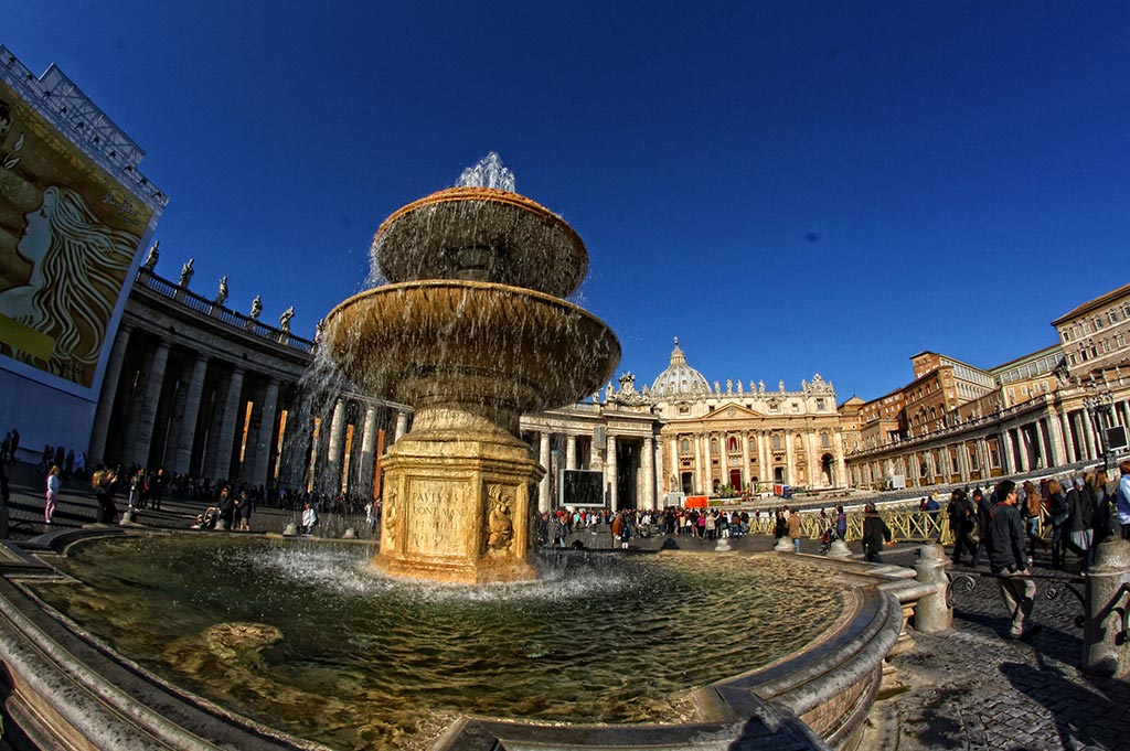 Fuente de la Plaza San Pedro del Vaticano