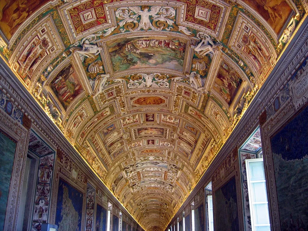 Foto del interior de los Museos Vaticanos - Detalle al techo