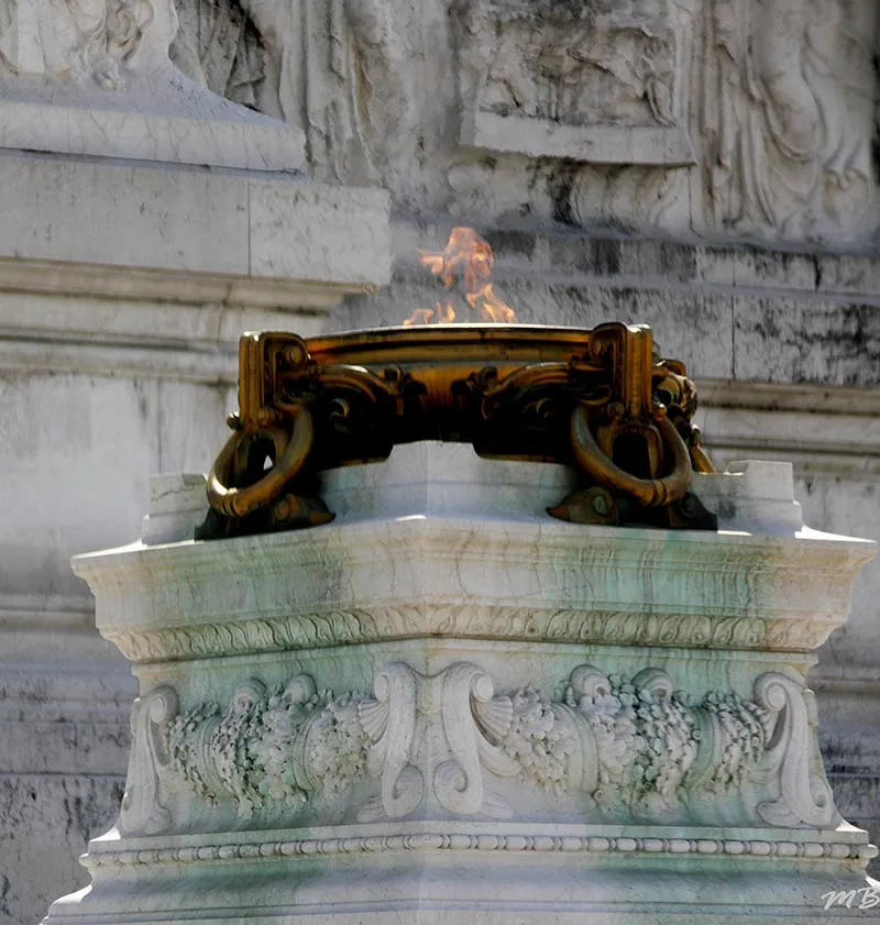 Llama eterna en la tumba del soldado desconcido en el monumento de Vittorio Emanuelle II en Roma