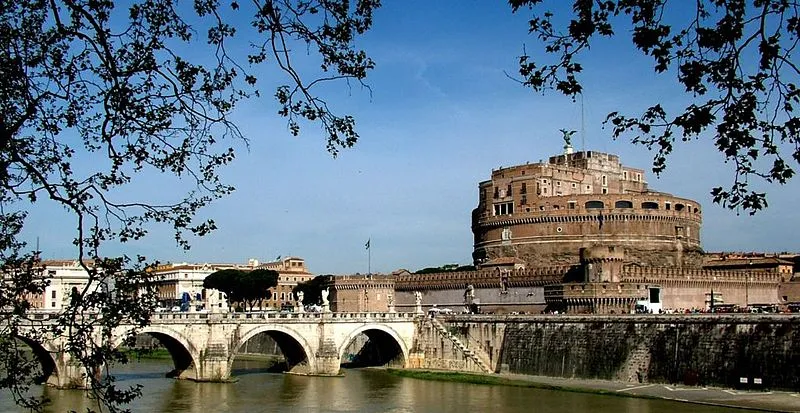 Al Castillo Sant'Angelo se le conoce también como Mausoleo de Adriano